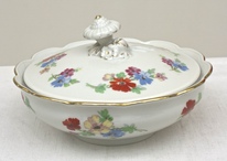 9897_Rosenthal_Deckeldose_1908-1922__H_9_cm_x_&empty;_15_cm.jpg
