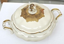 7049_Terrine_J._Kronester_bis_1969__H_17_cm_x_&empty;_21cm-28cm_mit_Henkel-2.jpg
