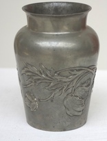 6883_Vase_Jugendstil__Zinn_12_cm_hoch-3.jpg